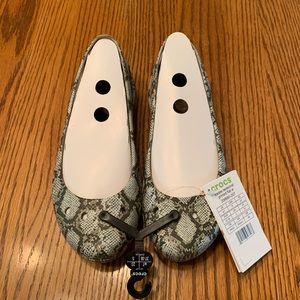 Crocs Women's Kadee Flat, Snake Grey